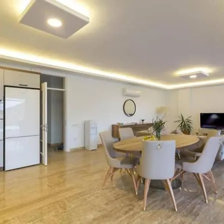 A Luxury With Private Pool, Jacuzzi, Sauna- Myra *